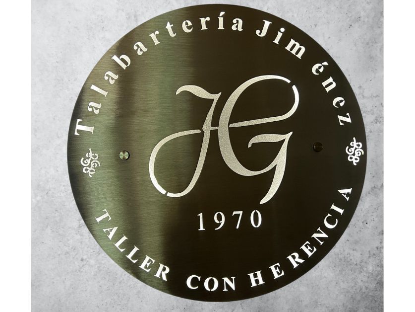 Placa metálica con corte Placa metálica con diseño personalizado