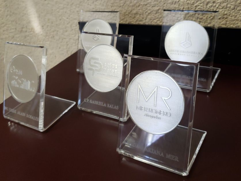 _Insignia en moneda metálica con portamonedas