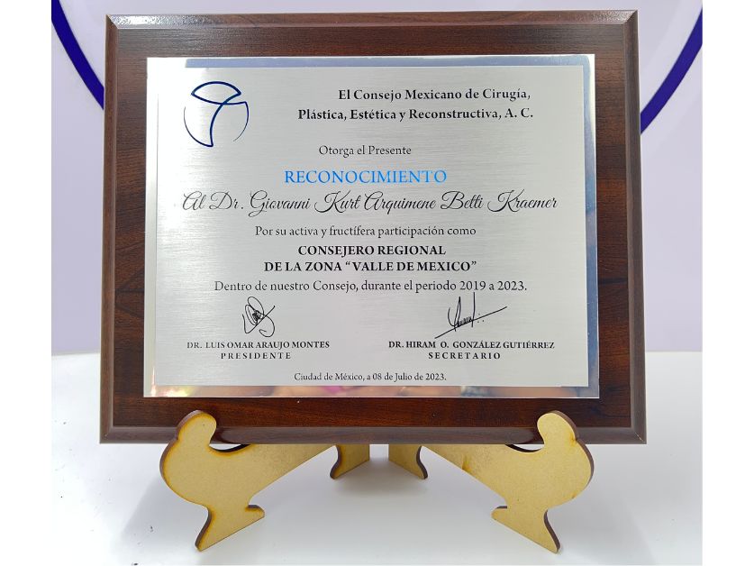 Reconocimiento con base de madera y placa grabada
