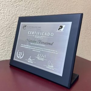 Base de madera con frente de placa de aluminio grabada