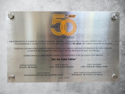Placa conmemorativa grabada