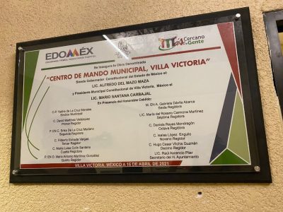 Reconocimiento con frente de vidrio y separadores metálicos