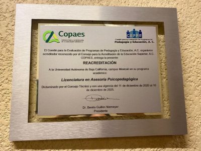 Reconocimiento elaborado con base de vidrio y marco de aluminio
