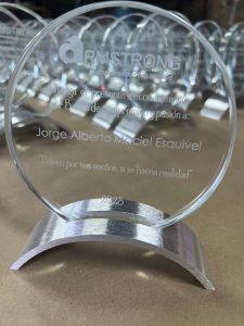 Reconocimiento en vidrio de 10 mm montado en base metalica